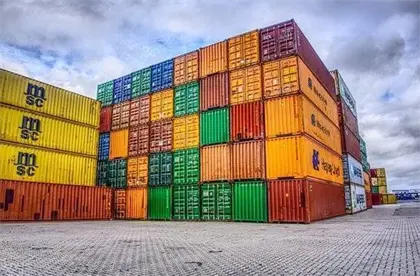 containers-de-couleures-su-un-quai