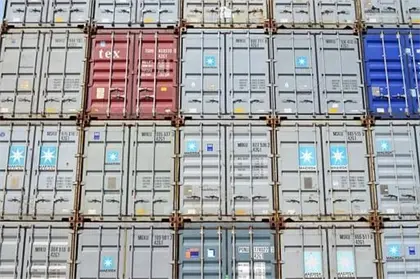 mur-de-containers-de-toutes-les-couleures